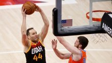 Sunsi i Šarić pregazili Utah Jazz kojem nisu pomogla ni 22 koša Bogdanovića; u fantastičnoj utakmici Celticsa i Spursa briljirao Tatum sa 60 koševa