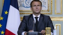 Macron izazvao epsku zbrku: Na TikToku nagovarao mlade Francuze da se cijepe, a svi teoretičari zavjera pričaju o njegovoj majici