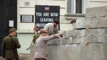 [FOTO/VIDEO] U Zagrebu se i dalje traga za britanskim znanstvenikom, a u centru je niknuo i Berlinski zid