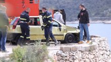 [VIDEO] Policija iz mora u Vinišću izvlači automobil u kojem je mrtva osoba
