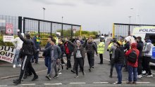 Stotine navijača provalilo u stadion Manchester Uniteda uoči derbija s Liverpoolom; izazvali totalni kaos, sukobili se s policijom i odgodili utakmicu