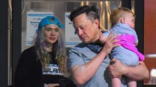 Elon Musk s obitelji stigao u New York uoči kontroverznog nastupa u emisiji Saturday Night Live