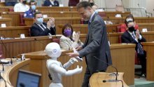 [VIDEO/FOTO] Robot u Saboru 'provocirao' Jandrokovića pa iskusio hladan tuš: 'Pitanje vaše pravne osobnosti nije riješeno'