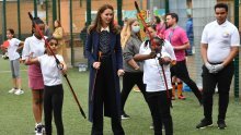 Kate Middleton očitala još jednu lekciju iz stila u šarmantnoj košulji
i elegantnim hlačama koje laskaju figuri