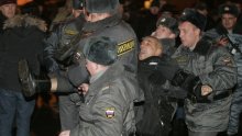 Ekstremisti gerilskom taktikom napadaju policiju