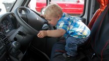 Dvoipogodišnji dječak vozio automobil, nakon 150 metara zabio se u prometni znak
