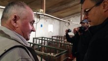 Orešković posjetio svinjogojski OPG u Komletincima