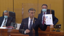 [FOTO] Plenković u Saboru branio Beroša, pokazao covid-potvrdu, a Hajdašu Dončiću poručio da je 'malo nervožast'