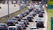 [VIDEO/FOTO] Gužve na granicama i autocestama: Kolone se s Lučkog preselile prema Kvarneru i Istri, na Rupi se čeka sat i pol