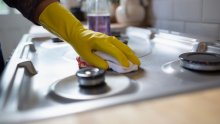 Genijalan trik: Video koji prikazuje kako lakše očistiti štednjak postao je viralni hit
