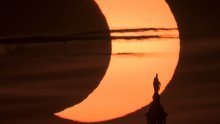 [FOTO] Pogledajte fantastične prizore današnje djelomične pomrčine Sunca
