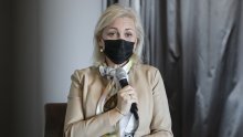 Capakova zamjenica: Ako konobarica odbija nositi masku iz zdravstvenih razloga, ne bi trebala raditi tamo gdje ima puno kontakata s ljudima