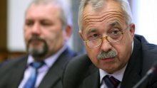 'Ak' je sve divno, kaj traktori delaju na cesti?'