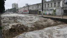 [FOTO/VIDEO] Krim zasule obilne kiše: Bujice preplavile ulice turističkog grada Jalte, stadion u Kerču postao jezero