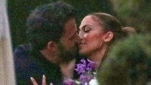 Više nema sumnje, vole se javno: Ben Affleck i Jennifer Lopez uhvaćeni kako izmjenjuju vruće poljupce
