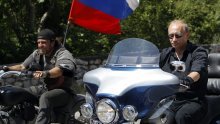 Putin zastavama i himnom želi povratiti domoljubne osjećaje Rusa