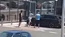 [VIDEO] Nedaleko od policijske postaje, usred bijela dana u Bjelovaru palicom demolirali automobil