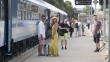 [FOTO] Stigao prvi turistički vlak iz Budimpešte u Split, iz HŽ-a najavljuju: Od iduće godine Jadran ćemo povezati i s Poljskom, ali i Slavonijom