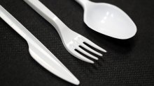 Od ponoći zabranjena proizvodnja plastičnih šalica, pribora za jelo, štapića za uši....