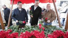 Hrvatski političari u natjecanju samohvalom i dijeljenjem ruža