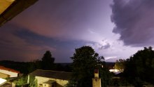 Kraj vrelog dana u dijelovima Hrvatske završit će munjevito: Moguća jača nevremena s tučom, u sjevernoj Italiji moguć i tornado