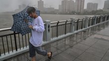 [FOTO] Istočna Kina priprema se za tajfun In-fa: Otkazani letovi, obustavljen metro, zatvoren čak i Disneyland u Šangaju