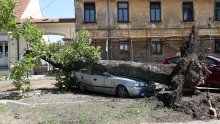 [VIDEO/FOTO] Strašno nevrijeme prohujalo središnjom Hrvatskom, stradale kuće, auti, srušena stabla, nestalo struje. Pogledajte kako je vjetar u par sekundi odnio golemi šator
