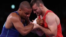 Hrvač Ivan Huklek izgubio u polufinalu od moćnog Ukrajinca, ali još uvijek ima priliku osvojiti povijesnu medalju za Hrvatsku; borbe u Tokiju posvetio je preminuloj sestri Marti