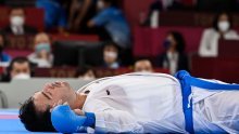 Gubio je u finalu, potom i doživio težak nokaut zbog čega su ga iznijeli na nosilima, ali na kraju je on olimpijski pobjednik