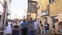 [VIDEO/FOTO] U Sinju kršenje mjera i na Gospu; muškarac poveo zabranjenu procesiju ulicama grada, a nadbiskup Barišić na misi poručio: Pohlepa je opasnija od korone