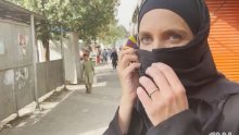 [VIDEO] Naoružani talibani okružili CNN-ovu ekipu, novinarki rekli da pokrije lice
