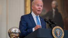 Biden kritizirao antivaksere, uvodi obavezno cijepljenje i paprene kazne za putnike bez maske