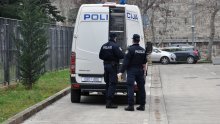 Muškarac u Puli pijan oštetio dva parkirana vozila pa pobjegao, uhićen je sat kasnije