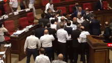 [VIDEO] Kaos u armenskom parlamentu: Zastupnici bacali predmete jedni na druge, a na kraju se i potukli