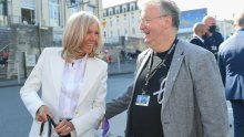 Dugo je nismo vidjeli: Stajling preplanule Brigitte Macron čista je sportska elegancija, no svu pozornost ukrao je jedan detalj