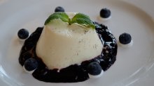 Desert za prste polizati: Panna cotta gotova u tren oka s neodoljivim voćnim preljevom