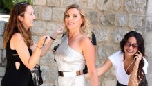 Iris Rajčić udahnula novi život bijelom kombinezonu kojega je proslavila Vlatka Pokos, a njegovu autorica zanima kome bolje stoji