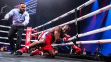 [VIDEO/FOTO] Legendarni Evander Holyfield dobivao teške batine u ringu; sudac prekinuo boksački 'masakr' nakon manje od dvije minute
