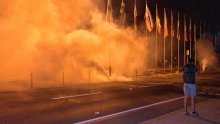 [FOTO/VIDEO] Kaos u Ljubljani: Prosvjednici bacali baklje na parlament, policija odgovorila suzavcem i vodenim topom