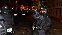 [FOTO/VIDEO] Policija suzavcem i vodenim topom rastjerala prosvjed u Ljubljani