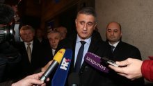 Karamarko: Ne trebamo fotelje, bitno je kao čovjek hodati po cesti