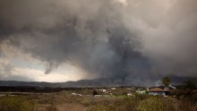 [FOTO]  Veliki oblaci pepela nadvili se nad La Palmom, vulkan erumpira već pet dana