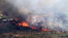 Ugašen požar u Bubićima kod Klisa, vatra bila zaprijetila kući