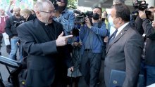 Isusovci se ograđuju se od svećenika koji je sudjelovao u prosvjedu ispred zagrebačke bolnice