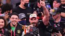 [VIDEO] Tyson Fury je čudesan lik; prvo je isprebijao Amerikanca pa se emotivno slomio na konopcima ringa, a zatim je uslijedio vrhunac kada se primio mikrofona