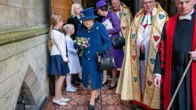 Kraljica Elizabeta prvi put na javnom angažmanu sigurniji korak osiguravala štapom