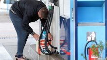 Sve je više onih koji svoje limene ljubimce tankaju preko granice, evo kako je u Bosanskom Brodu