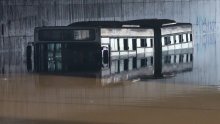 [FOTO/VIDEO] Grčku zahvatile obilne kiše, neki potražili spas na krovovima