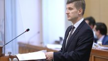 U Saboru pljuštale optužbe o Marićevu ljetovanju i HBOR-u, on odbacuje 'neutemeljene objede na svoj račun'