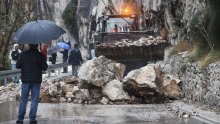 Nakon odrona kod Omiša na dionici ceste do Gata promet se odvija jednim trakom